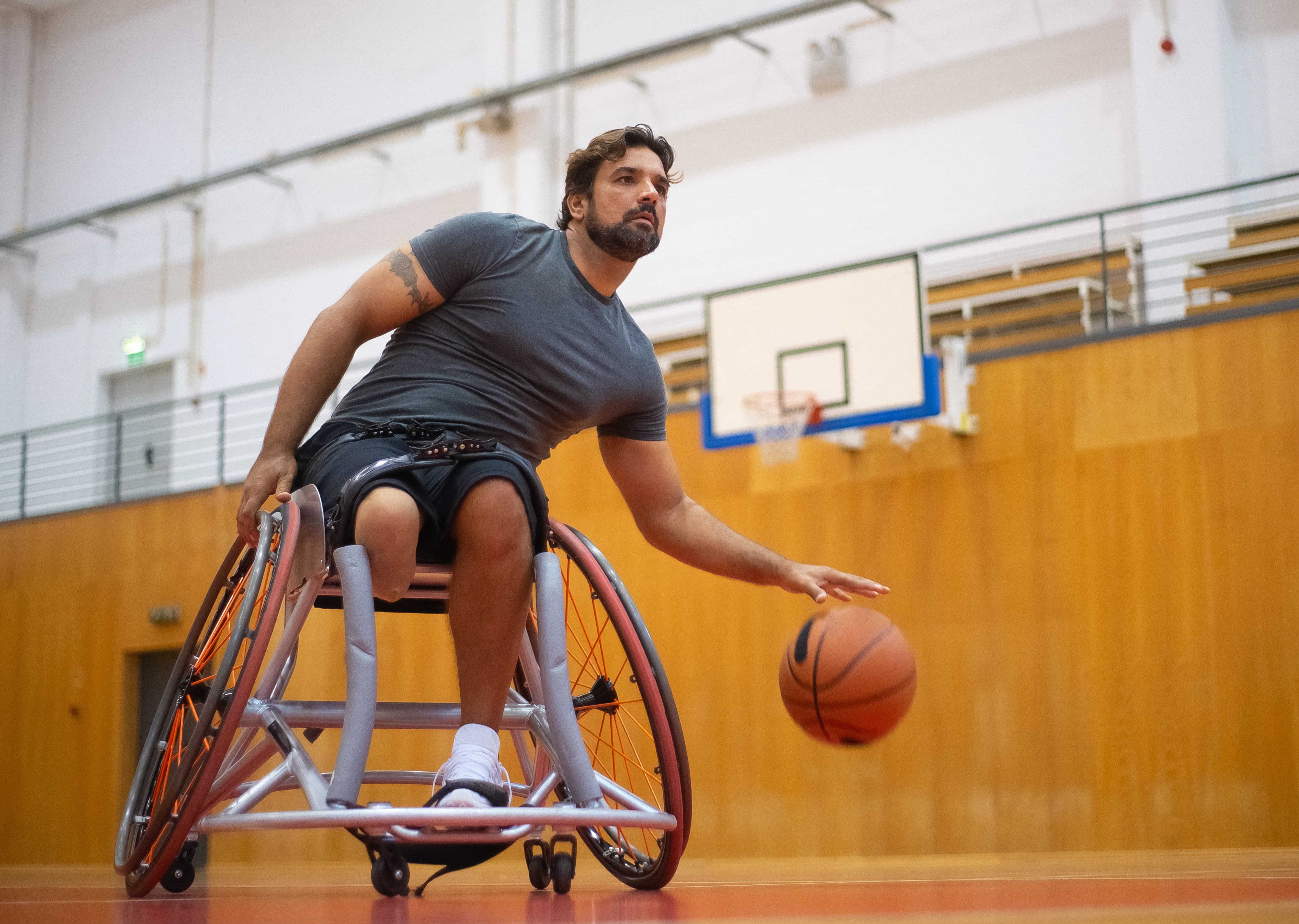 man playnig wheelchair basketball on court